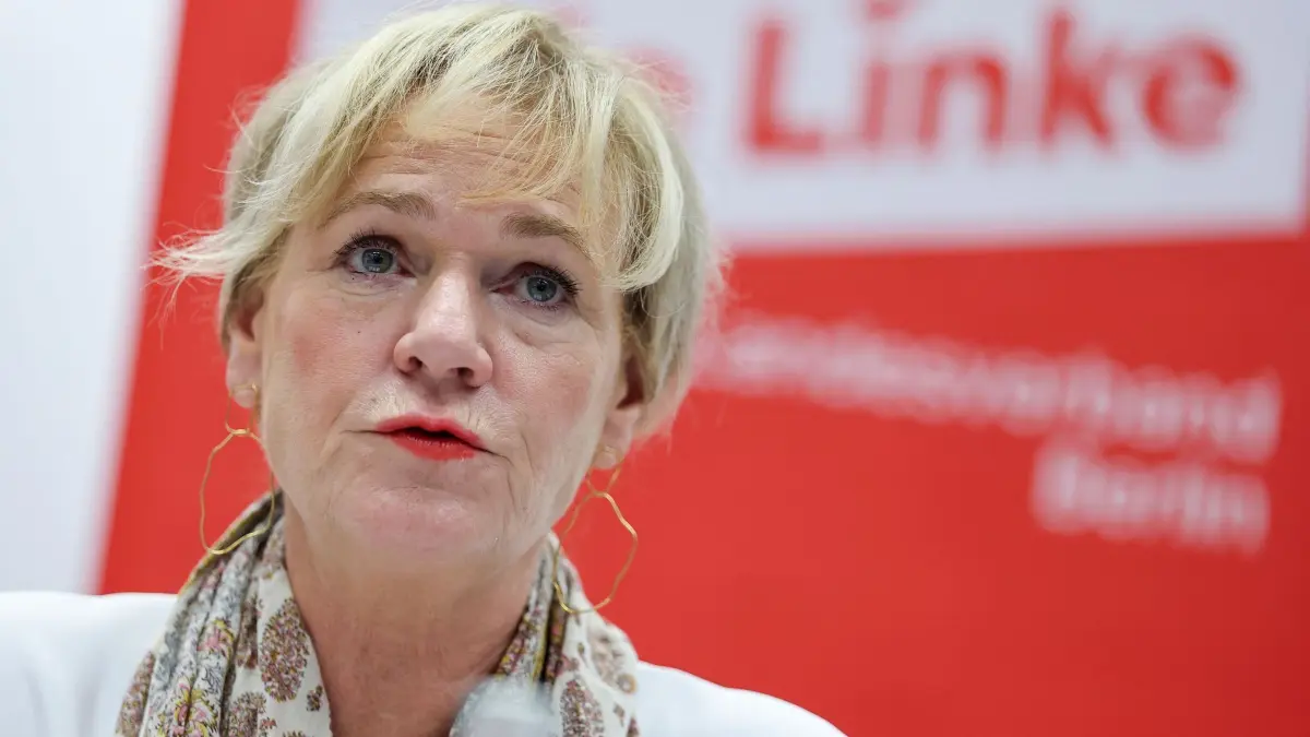 Wahlkampf Sachsen-Anhalt - Die Linke: 28.08.2026, Sachsen-Anhalt, Halle (Saale): Simone Oldenburg, Spitzenkandidatin der Linken für die Landtagswahl in Mecklenburg-Vorpommern, gibt mit anderen Parteikolleginnen eine gemeinsame Erklärung ab. Foto: Jan Woitas/dpa +++ dpa-Bildfunk +++