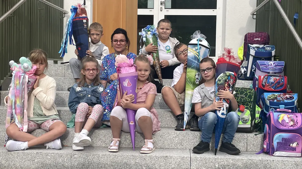 Konrektorin Madeleine Leske und die neuen Erstklässler 2026 der Schule am Schlosspark in Schwedt.