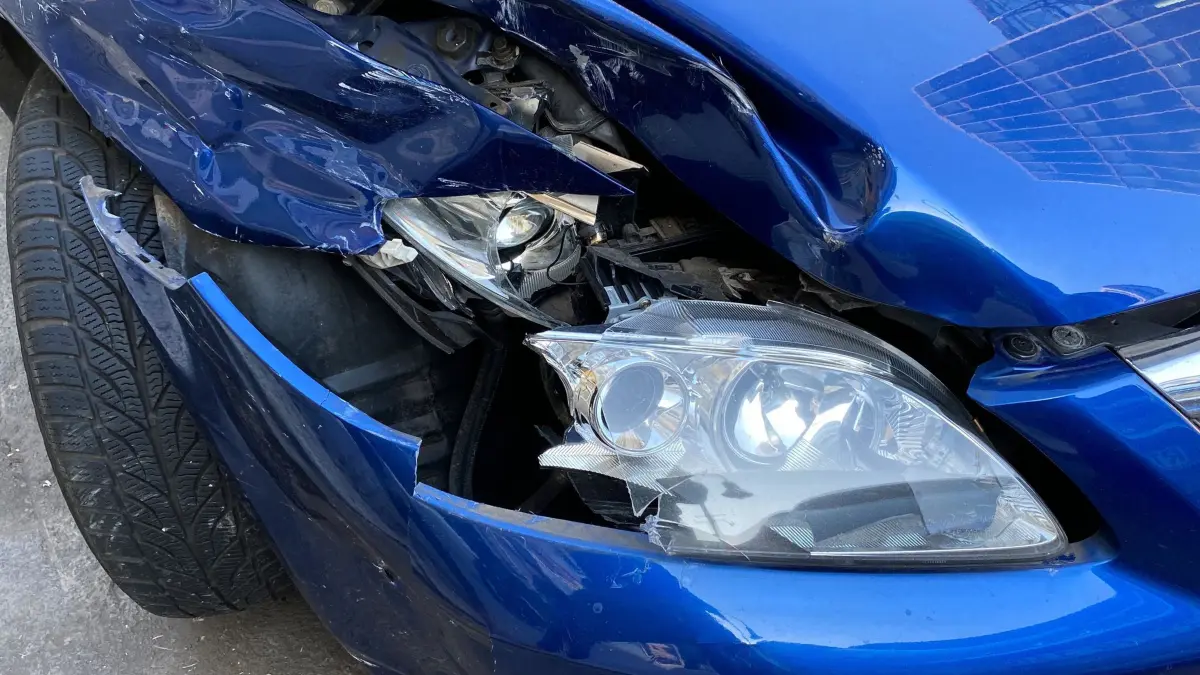 Blechschaden an einem Auto: ARCHIV - Selbst wenn dieser Blechschaden repariert ist: Der Wagen ist damit ein Unfallauto, und das mindert seinen Verkaufswert. (zu dpa: «Unfall kurz vor Autoverkauf: Wer zahlt den Verlust?») Foto: Till Simon Nagel/dpa-tmn - Honorarfrei nur für Bezieher des dpa-Themendienstes +++ dpa-Themendienst +++