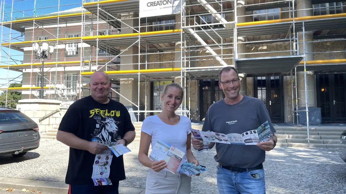 Vorfreude auf das Stadtfest: Mario Mook, Ilona Weisemann und Falk Angrick vom Organisationsteam sind inmitten der Vorbereitungen. Schon ab Montag, 31. August, sind Bereiche am Kulturhaus gesperrt. Die Schaustelle bauen dann auf .