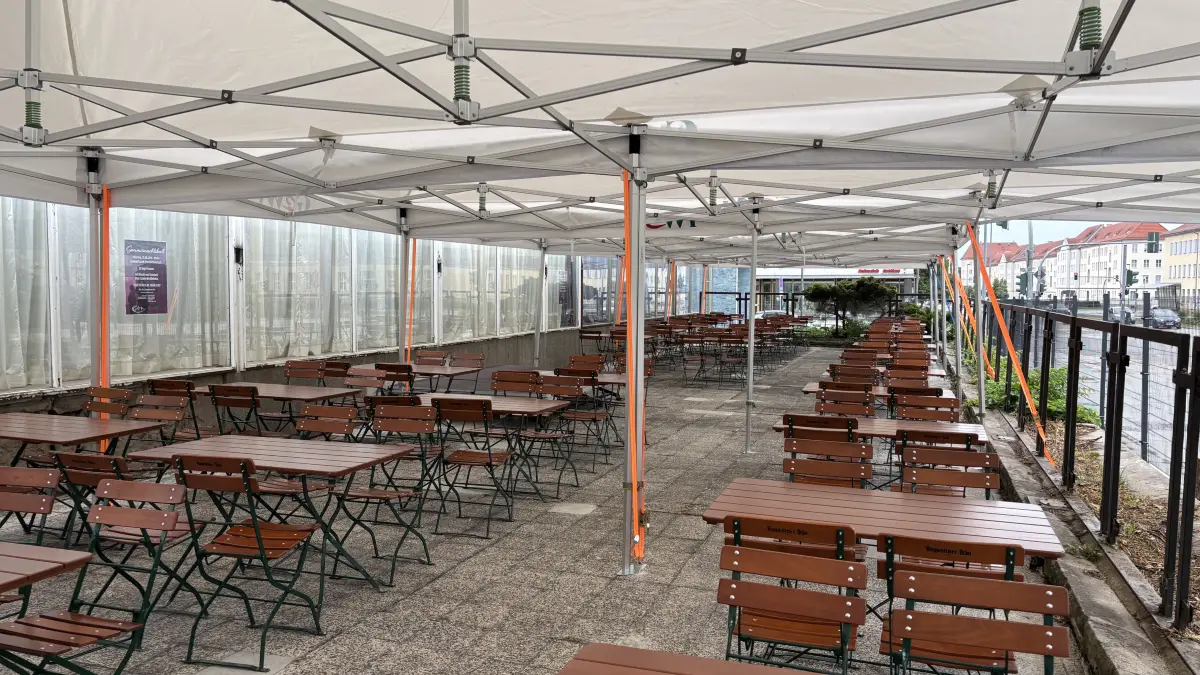 Vor dem ehemaligen Hotel Lunik in Eisenhüttenstadt ist ein Biergarten entstanden: Das wird in diesem Jahr während des Stadtfestes geboten.