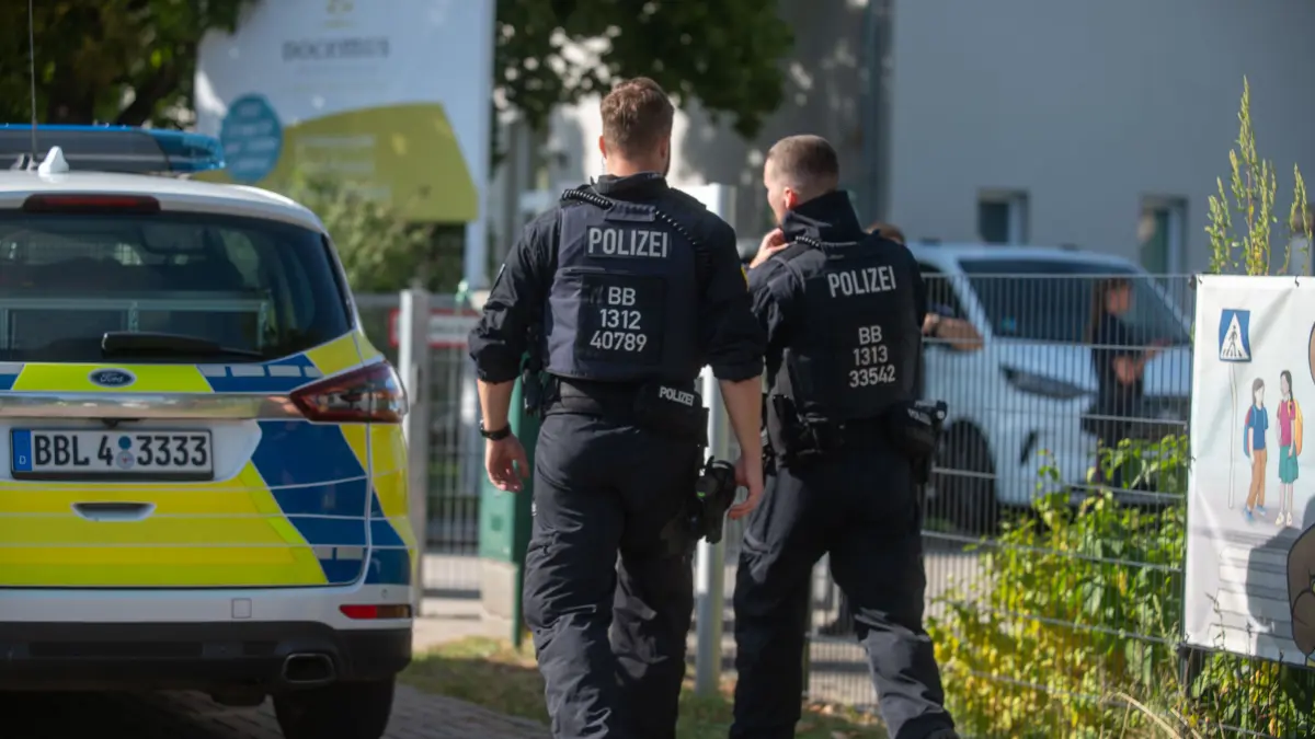 Am Campus der Docemus-Schule in Neu Zittau (Oder-Spree) läuft ein Großeinsatz von Polizei und Rettungskräften. Nach einem Messerangriff und zwei Toten wurde ein Mann festgenommen.