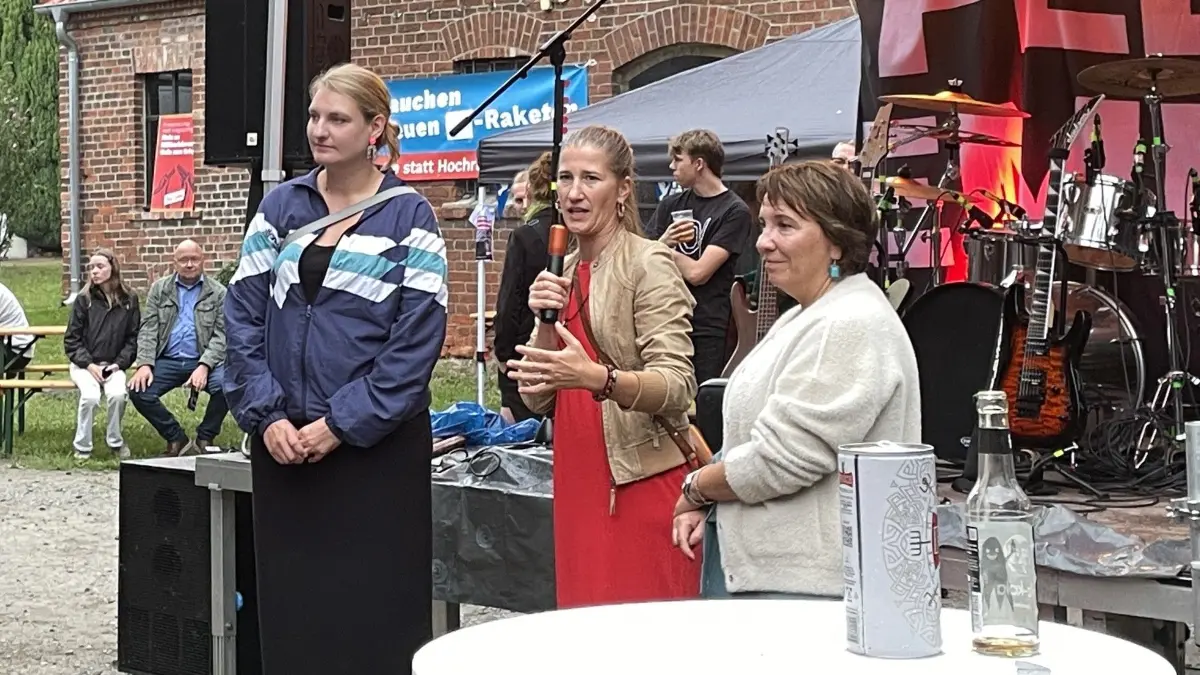 Sozialabbau und Aufrüstung: Das ist ein Zusammenhang, über den Landesvorsitzende Katharina Slanina (r.), Ortsgruppenvorständin Maria Plontasch und die Bundestagsabgeordnete Isabelle Vandre diskutiert haben.