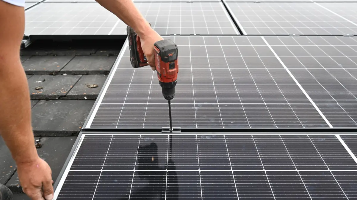 Installation einer PV Anlage: PRODUKTION - 06.07.2026, Baden-Württemberg, Steinheim: Auf einem Dach eines Privathauses wird eine PV Anlage zur Stromerzeugung installiert. (zu dpa: «Solardächer für Universität: Ausbau in Hamburg kommt voran») Foto: Bernd Weißbrod/dpa +++ dpa-Bildfunk +++