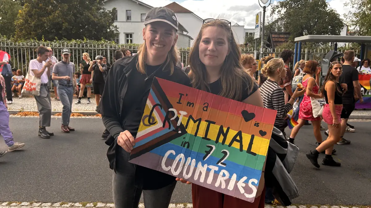 Neben bunter Kleidung gab es auch zahlreiche bunte Schilder mit politischen Parolen.