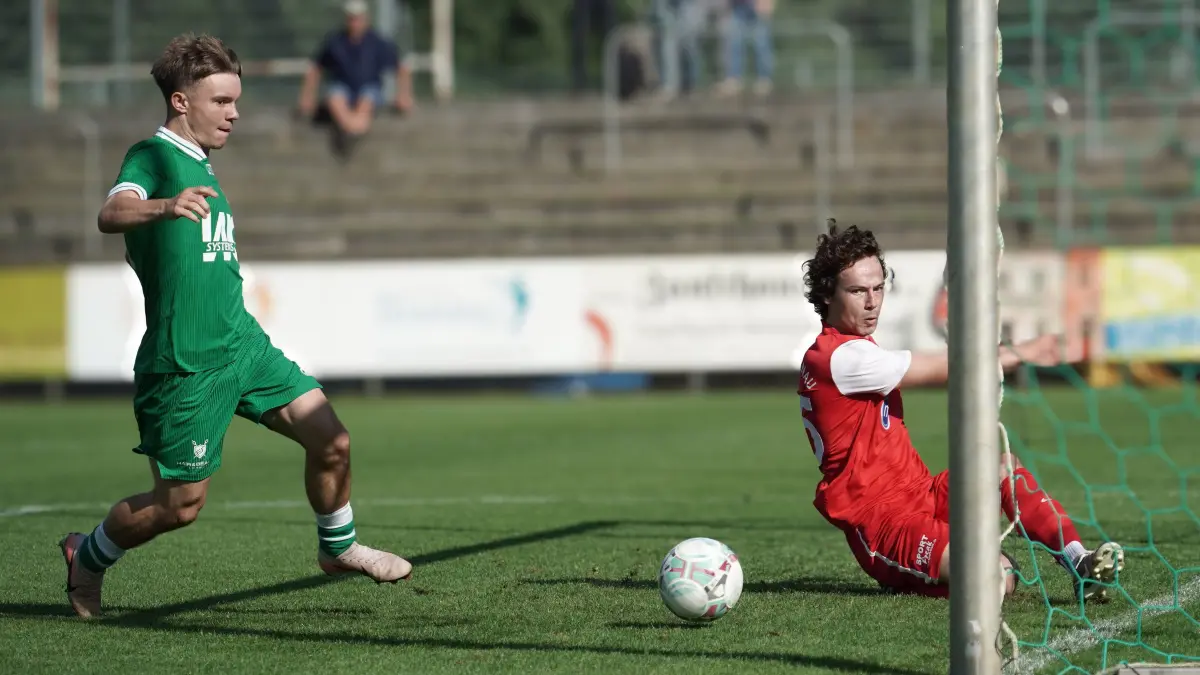 Fussball : Fürstenwalde, Fussball Brandenburgliga, Union Fürstenwalde - Einheit Bernau,
gerade noch so vor der Torlinie geklärt durch Felix Glöckner vor Eric Fiedler l.
29.08.2026
FOTO BENK