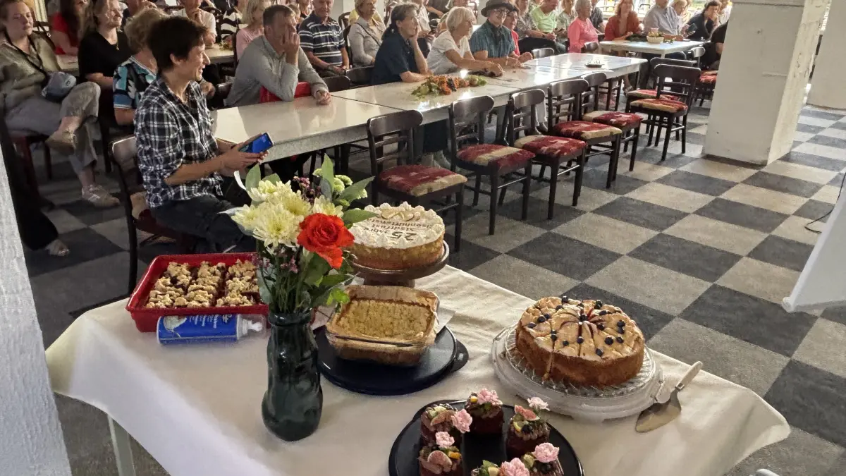 Da fällt die Wahl schwer: Fünf Kuchenkreationen wurden zum ersten Kuchenwettbewerb eingereicht. Vorne sind die Törtchen "Sommerjuwel" zu sehen, daneben eine Quarktorte mit Eischnee, ein "Pudding-Streusel-Kuchen", ein kunstvoll verzierter Schwedischer Apfelkuchen sowie "Omas Zwetschgenkuchen".