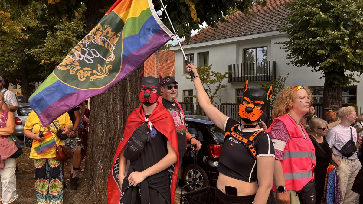 Chrille Outfits beim ersten CSD in Königs Wusterhausen.