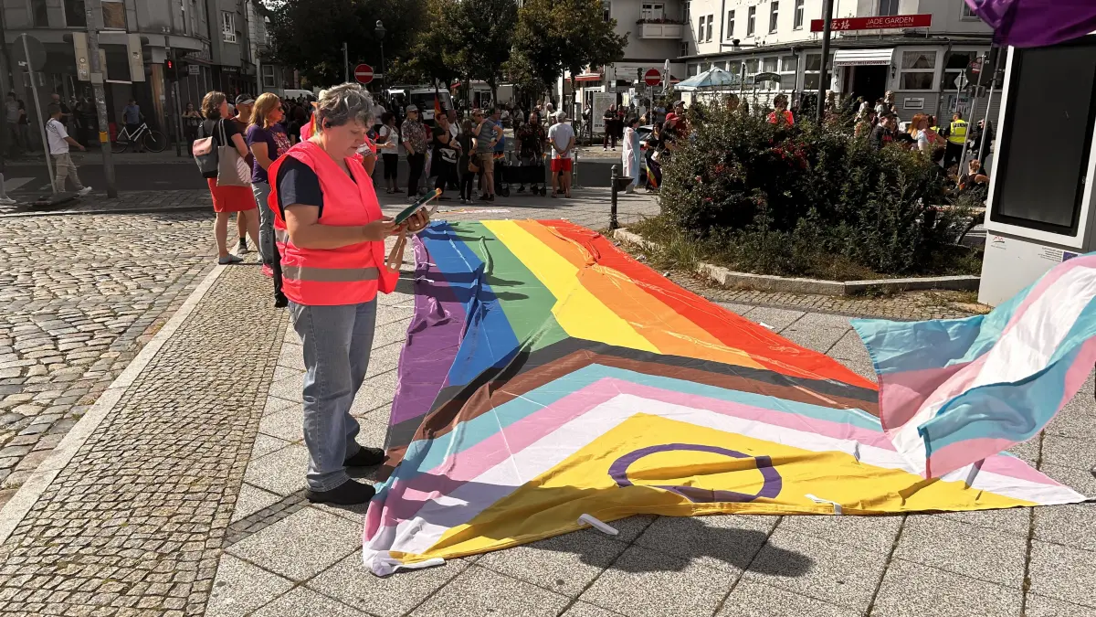 Etliche Flaggen waren Teil des Demonstrationszuges in Königs Wusterhausen