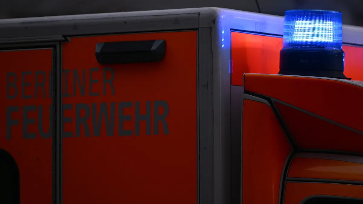 Ein Fahrzeug der Berliner Feuerwehr mit Blaulicht im Einsatz. (Symbolbild)