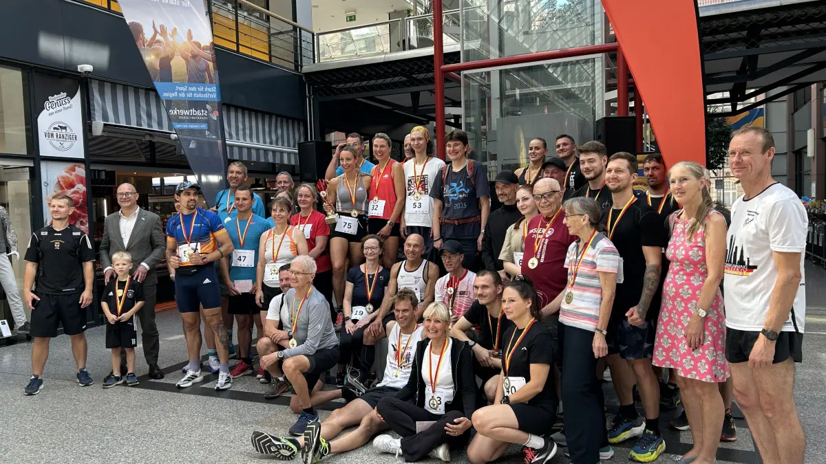 Über 60 Läuferinnen und Läufer haben am 24. Oderturmlauf in Frankfurt (Oder) teilgenommen.