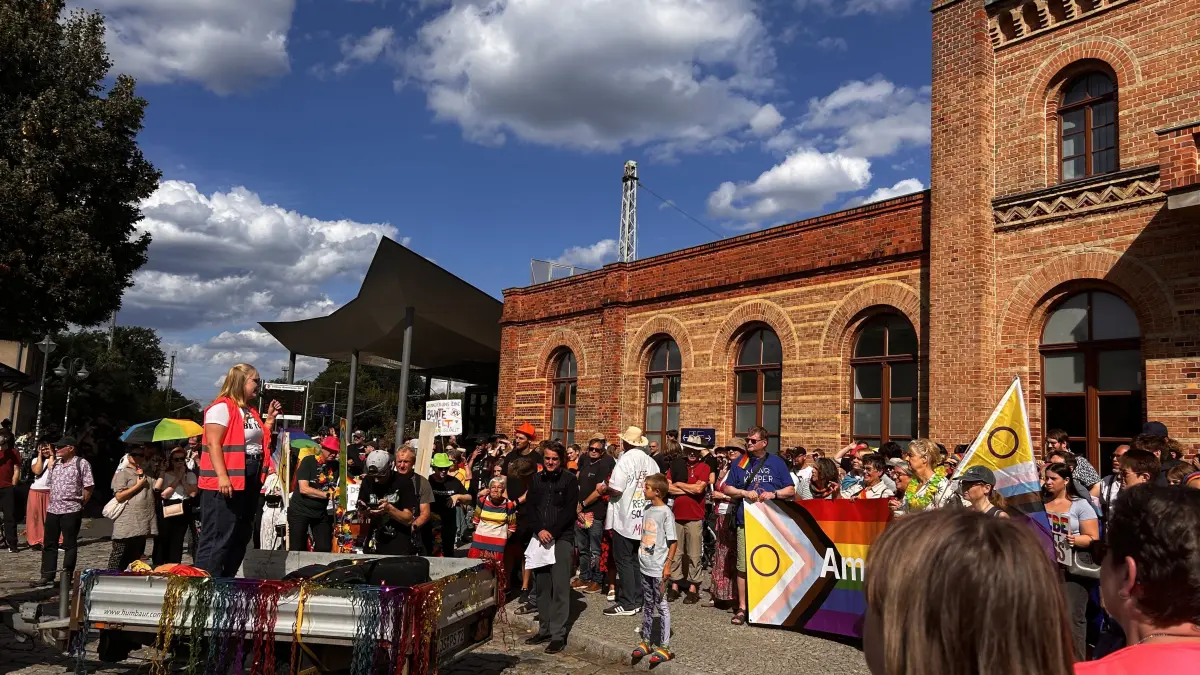 Am Bahnhof Königs Wusterhausen versammelten sich am Samstagnachmittag (29.8.) rund 500 Menschen, um für Toleranz und Vielfalt auf die Straße zu gehen.