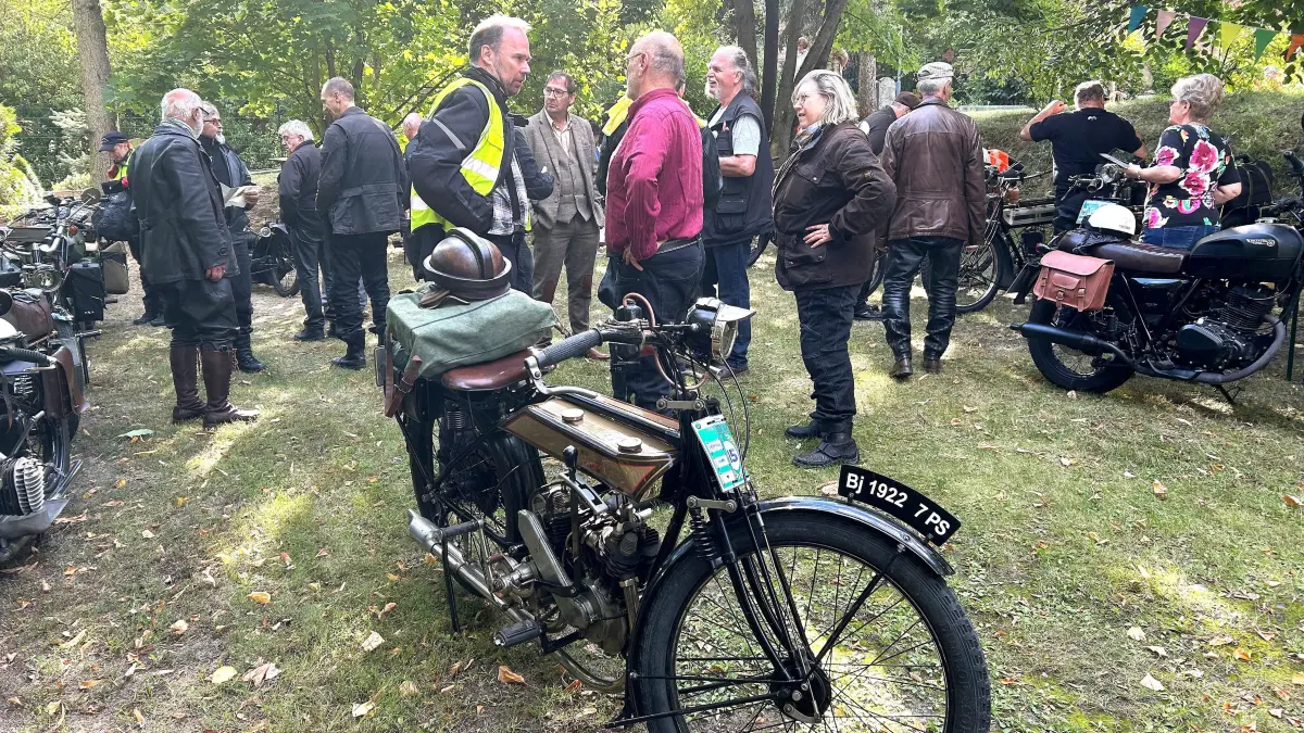 Zweitakter-Parade in Eberswalde: Der Motorclub Werneuchen 1906 macht mit historischen Motorrädern auf dem Waldfriedhof Station. Eigentlich sind die Mitglieder auf der Durchreise - wohin?