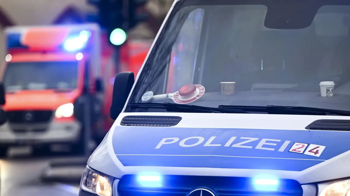 Nach dem Unfall auf der A111 in Berlin-Heiligensee ist ein 34-jähriger Motorradfahrer im Krankenhaus gestorben.