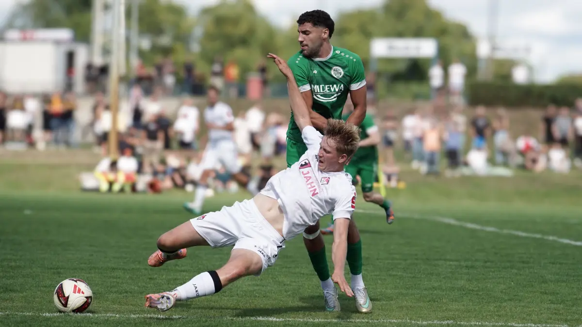 Fussball : Frankfurt an der Oder, Fussball Oberliga-Süd Punktspiel, 1. FC Frankfurt - Union Sandersdorf, schmerzhaft in der Oberliga für die quasi U23 aus der Oderstadt hier Jamie-Colin Röper vor Samyr Farkas
FOTO BENK 29.08.2026