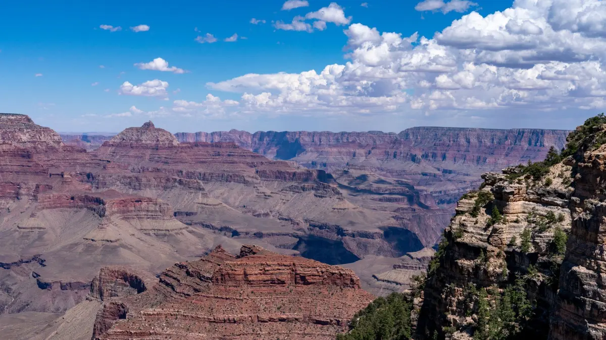 Grand Canyon: ARCHIV - 08.08.2023, USA, Grand Canyon Village: Wolken ziehen über den South Rim des Grand Canyon National Park in Grand Canyon Village. (zu dpa: «Nach Sturzflut im Grand Canyon: Behörde sucht Vermisste») Foto: Alex Brandon/AP/dpa +++ dpa-Bildfunk +++