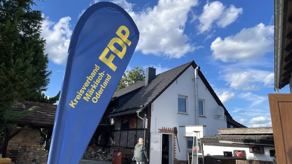 Sommerfest in Falkenhagen bei Seelow: Der FDP-Kreisverband Märkisch-Oderland hat die aktuellen Probleme in MOL angesprochen: Kommunalfinanzen, Gesundheitsversorgung, Energiepreise und Bildung.