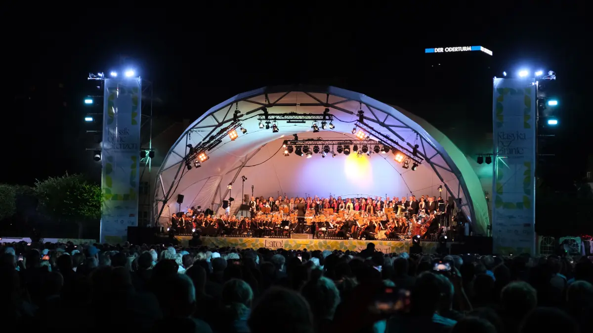 Für das Abschlusskonzert des Festivals "Klassik ohne Grenzen" versammeln sich so viele Besucher wie nie zuvor am Anger in Frankfurt (Oder).