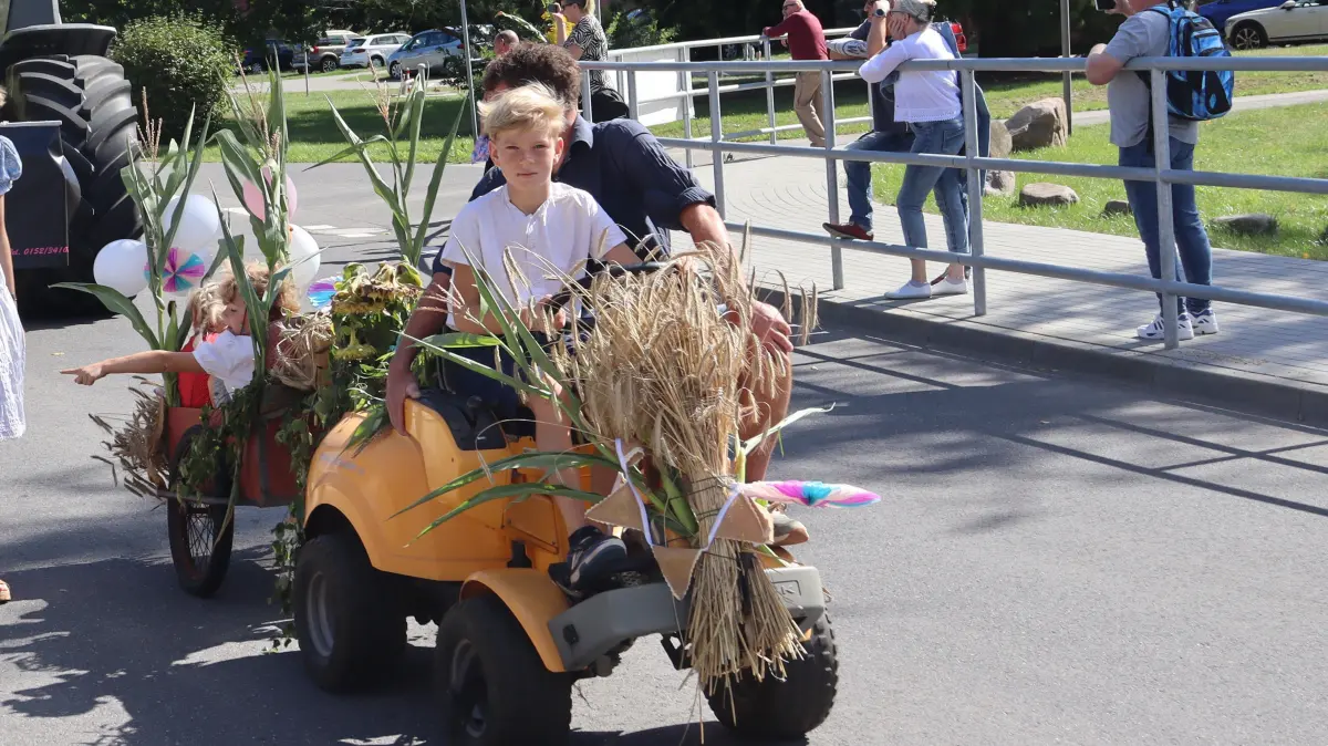 Henry Hanne (10) ist der jüngste Teilnehmer am Steuer eines Fahrzeugs. Auf dem Anhänger sitzen die jüngeren Geschwister.
