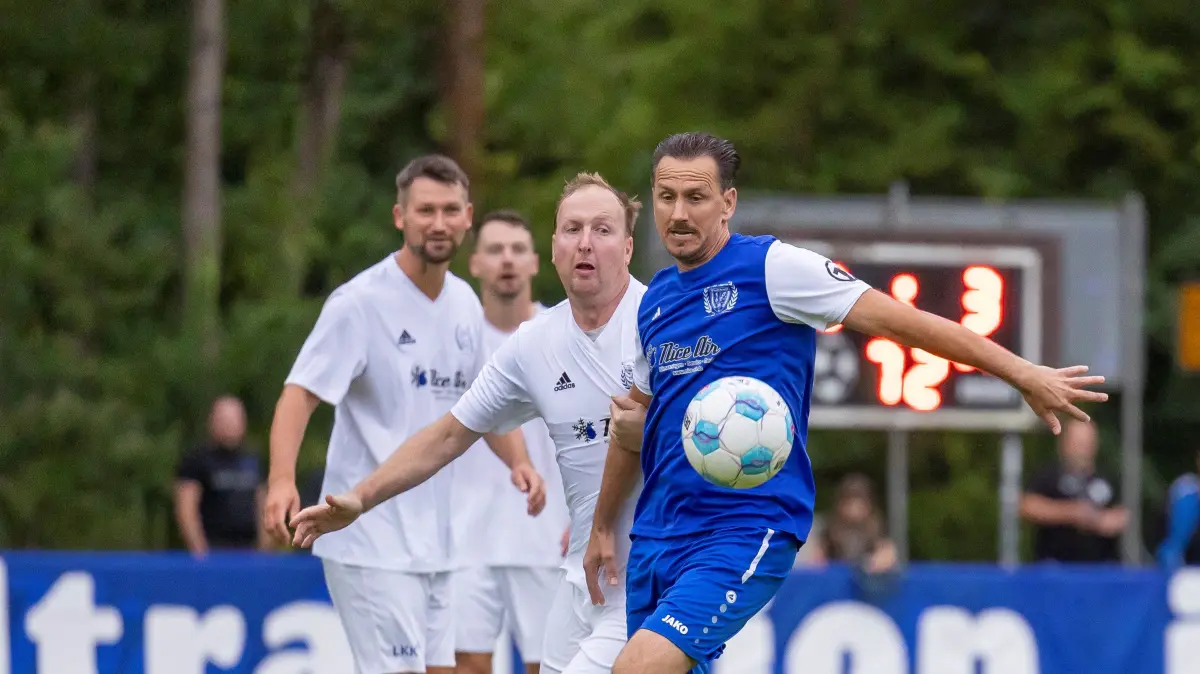100 Jahre Fußball in Petershagen-Eggersdorf - Enrico Butter (blau) im Zweikampf mit Nico Paepke