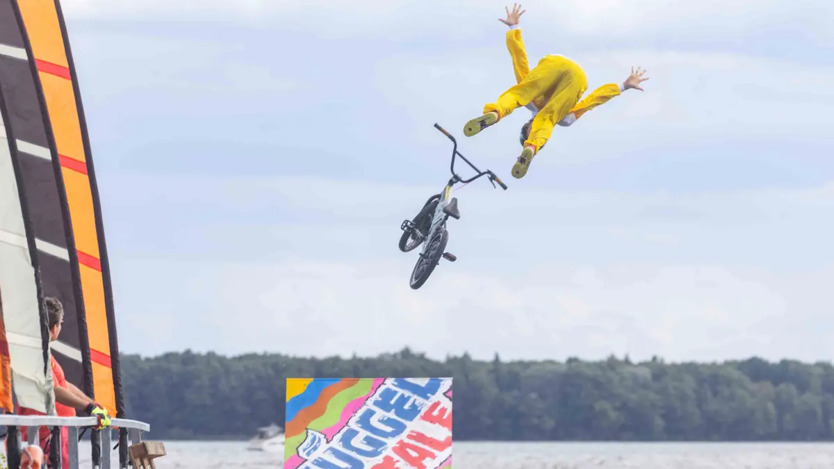 Müggelmortale 2026 im Seebad Friedrichshagen in Berlin‑Köpenick. Bei dem jährlichen Sprung-Turnier zählt nicht nur Sportlichkeit, sondern auch künstlerische Darbietung.