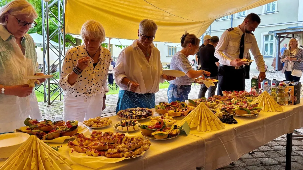 Gäste aus Saarlouis sowie Eisenhüttenstädter trafen sich im Rahmen des Stadtfestes zum gemeinsamen Brunch auf dem Museumshof im Ortsteil Fürstenberg.