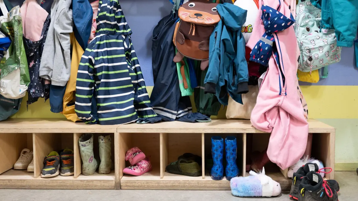 Kindergarten: ARCHIV - 25.09.2025, Sachsen, Dresden: Jacken und Schuhe in der Garderobe einer Kita. (zu dpa: «Weniger Vorbereitungszeit: Sorge um Qualität in Kitas») Foto: Sebastian Kahnert/dpa +++ dpa-Bildfunk +++