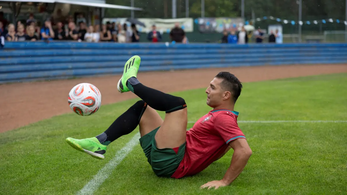 100 Jahre Fußball in Petershagen-Eggersdorf - Tricks vom Weltfußballer: Das Cristiano-Ronaldo-Double sorgt für Staunen
