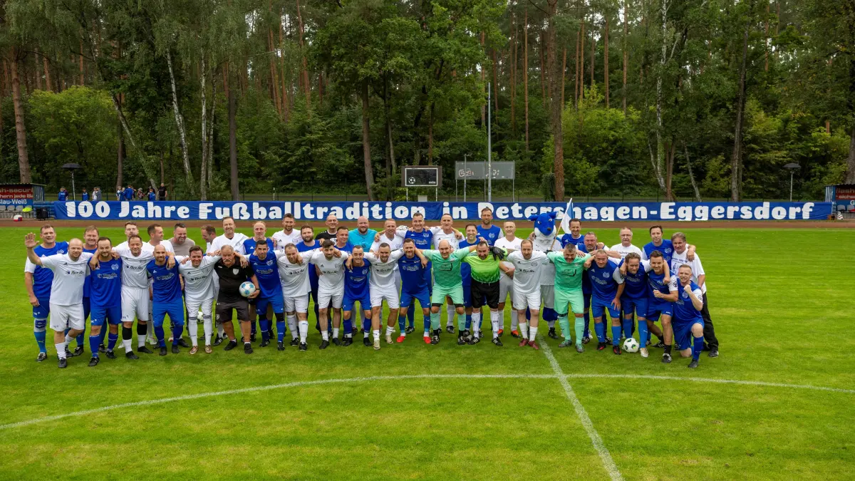 100 Jahre Fußball in Petershagen-Eggersdorf - ein Bild für die Geschichtsbücher: Alle Fußballer vor dem Anpfiff des "Spiels der Legenden"