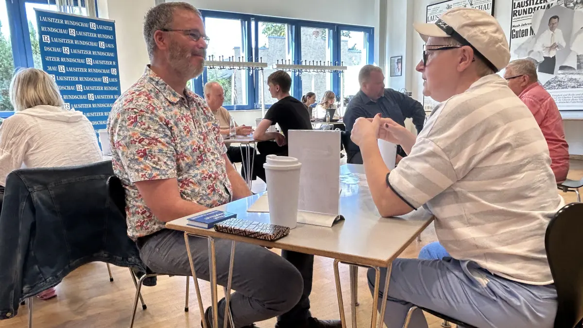 "Deutschland spricht" bei der Lausitzer Rundschau in Cottbus: Mit Niklas Nitschke (l,) hat Dagmar Vogt (r.) keinen "Besser-Wessi" als Gesprächspartner bekommen, wie sie sagt.