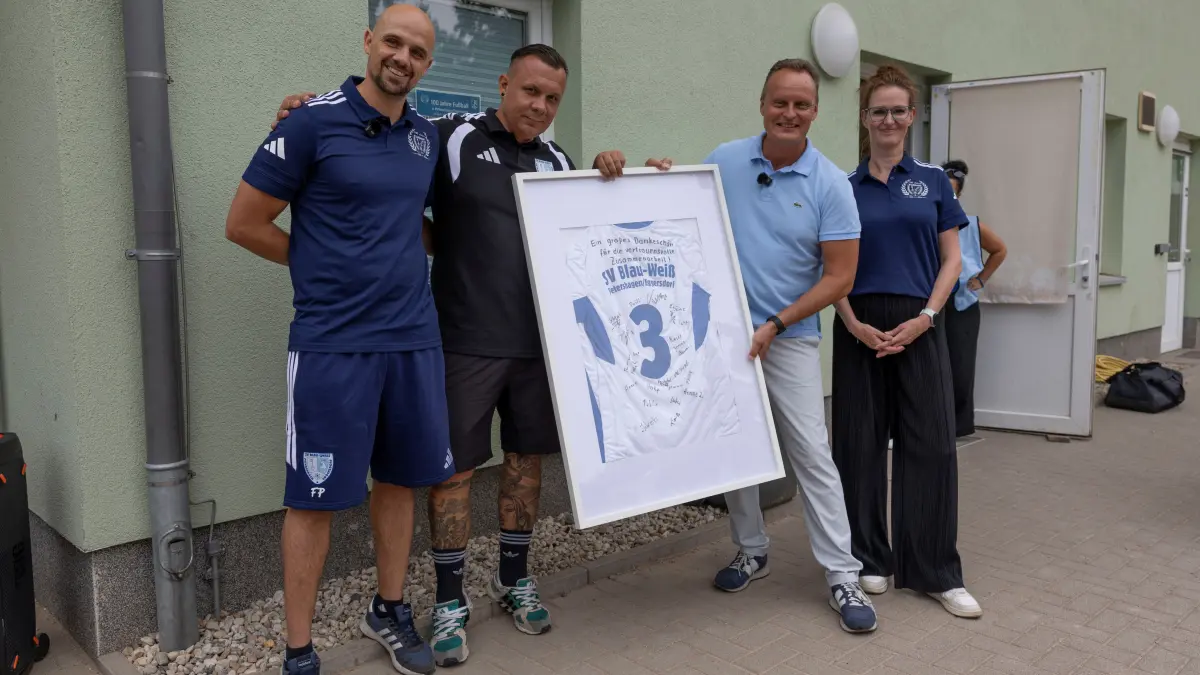 100 Jahre Fußball in Petershagen-Eggersdorf - Bürgermeister Marco Rutter gratuliert dem Vorstand der Fußballer von Blau-Weiß zum Jubiläum.