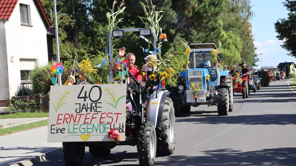 Zum 40. Mal wird in Haselberg Erntefest gefeiert. Da darf der Eurotrac, diesmal von Mario Lemke gesteuert, nicht fehlen.