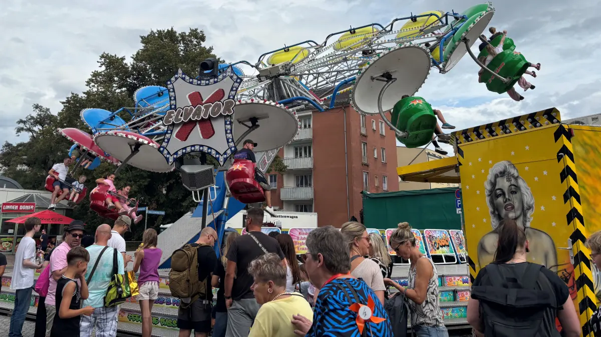 Fahrgeschäft beim 25. Stadtfest in Eisenhüttenstadt