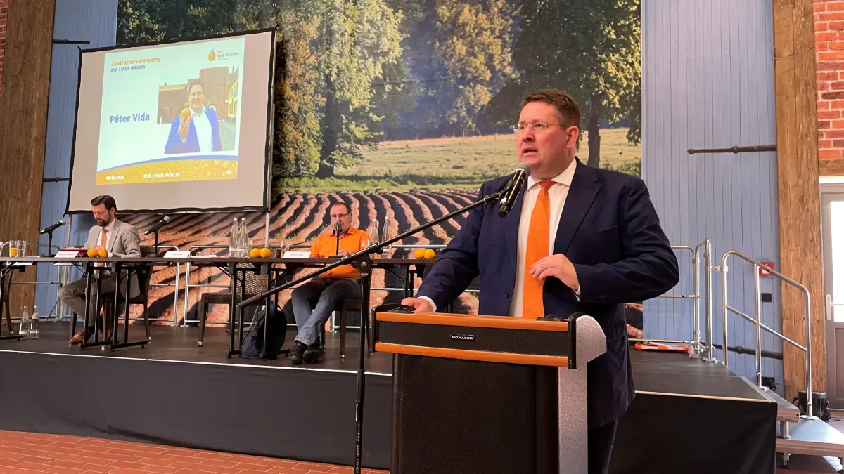 Péter Vida, Landesvorsitzender von BVB/Freie Wähler, bei seiner Grundsatzrede bei der ersten diesjährigen Zentralversammlung der Freien Wähler in Kleistow.