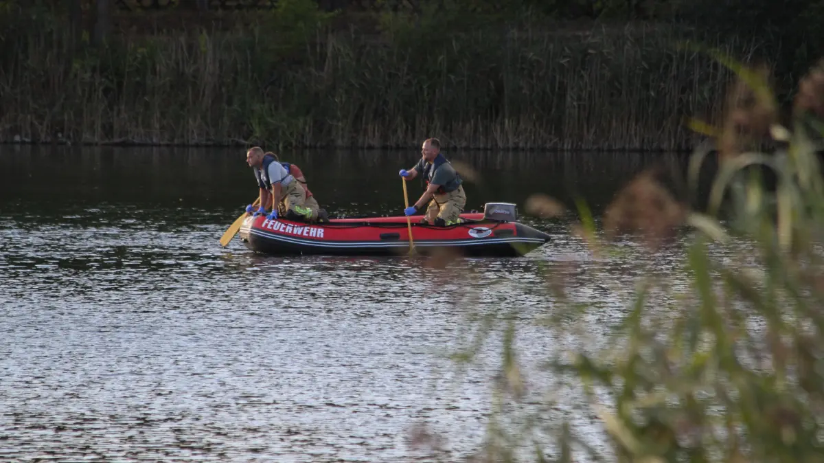 Rettungskräfte suchen den Kiessee in Bestensee n