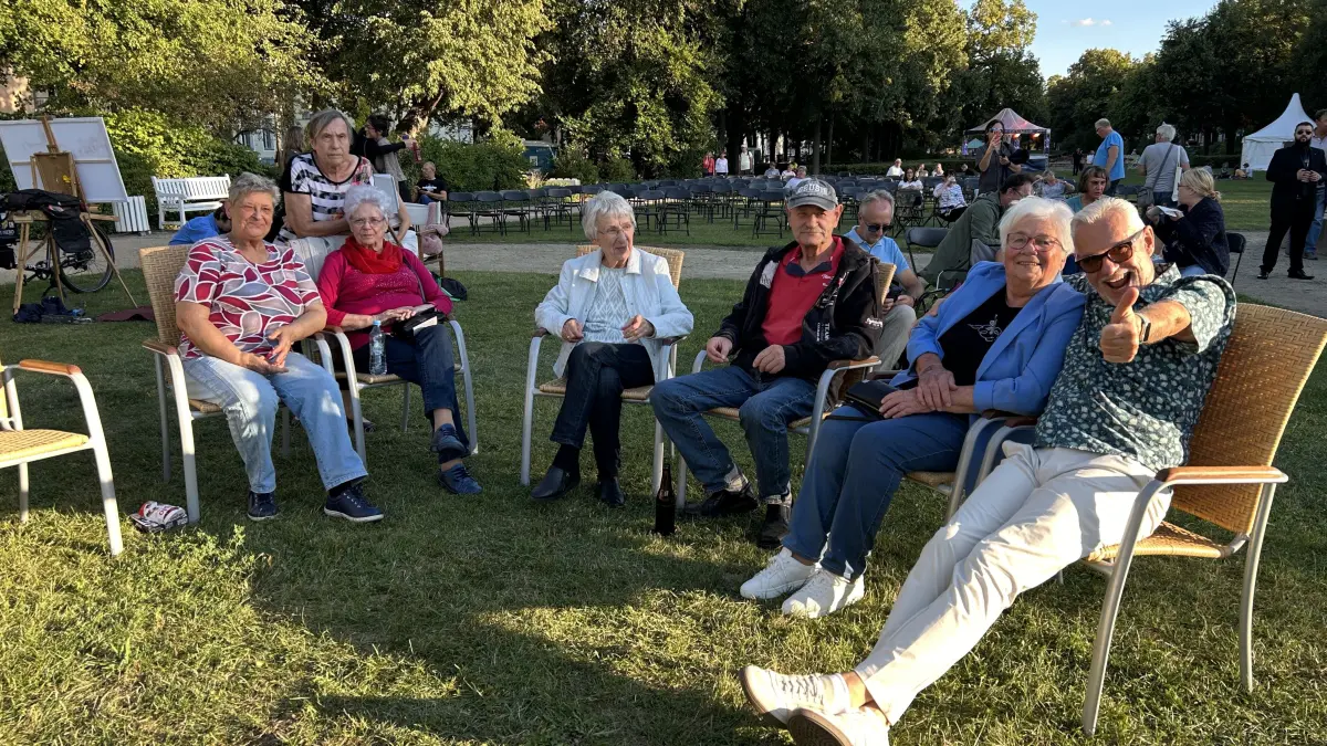 Die Freundesgruppe von der Caritas Altenhilfe hat wohl die bequemsten Stühle zum Abschlusskonzert am Anger in Frankfurt (Oder) mitgebracht