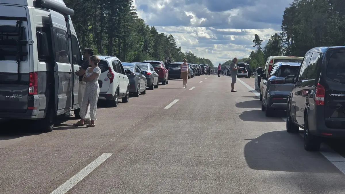 Bei dem Unfall auf der A11 zwischen Joachimsthal und Pfingstberg am 30. August 2026 funktioniert die Rettungsgasse perfekt.