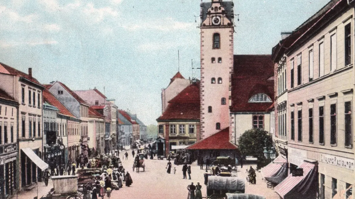 Auch vor dem Fürstenwalder Jahrmarkt machte die Teuerung nicht halt. Die Menschen strömten vor 105 Jahren dennoch zu allen Märkten, um einzukaufen und sich ein wenig zu amüsieren. Diese historische Postkarte zeigt das Markttreiben nach 1907.