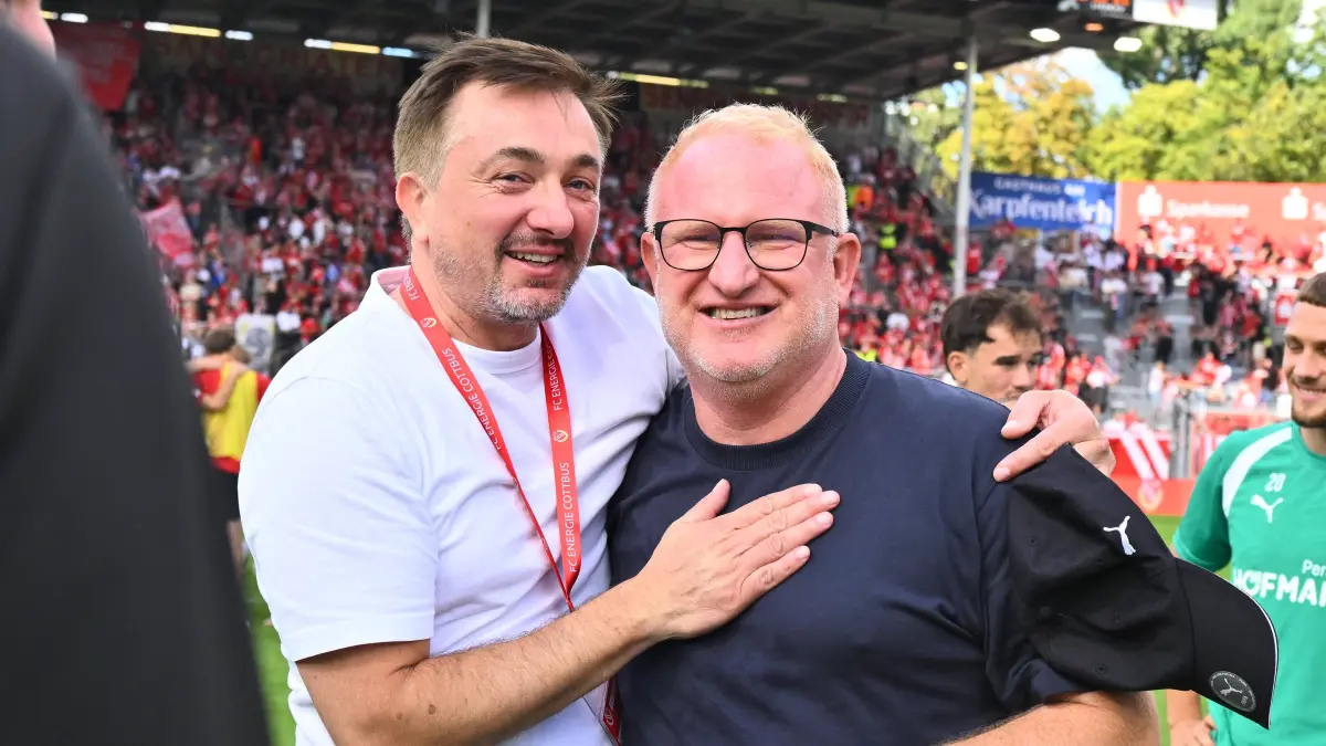 Daniel Meyer (links) und Trainer Heiko Vogel feierten mit der Spielvereinigung Greuther Fürth am Samstag bei Energie Cottbus den ersten Sieg in der Saison 2026/27 in der 2. Bundesliga.