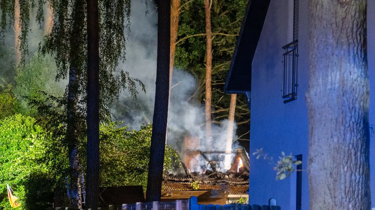 In Petershagen-Eggersdorf schlugen meterohe Flammen aus einem Haus. Die Feuerwehr war bis zum frühen Morgen im Einsatz.