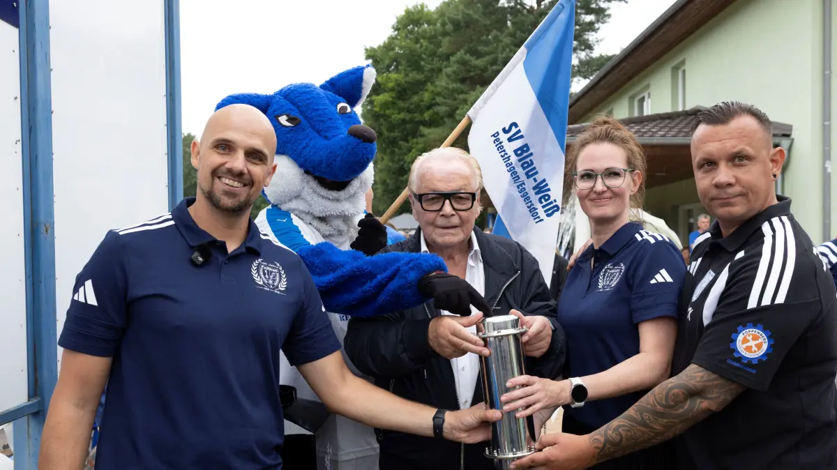 100 Jahre Fußball beim SV Blau-Weiß Petershagen-Eggersdorf - Sie vergraben eine Zeitkapsel: Fabian Prill, Gerd Lehmann, Dennys Behm, Patrik Kayser