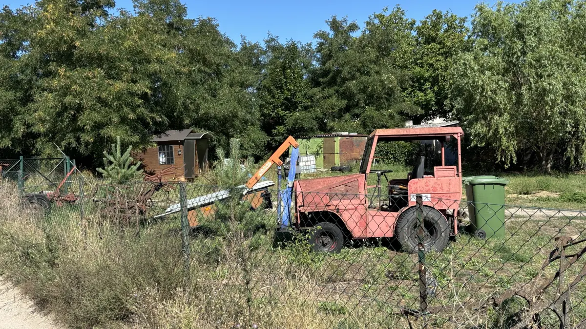 Alte Maschinen und Geräte aus der Landwirtschaft befinden sich auf dem Baugrundstück in Bötzow, das bei einer Auktion im September aufgerufen wird. Das Mindestgebot scheint attraktiv, birgt aber auch Risiken.