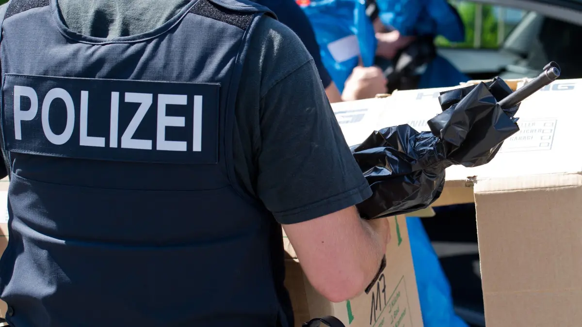 Nach dem Diebstahl von Blechen in Hennigsdorf entdeckte die Polizei in der Wohnung eines 52-Jährigen mehrere Waffen.