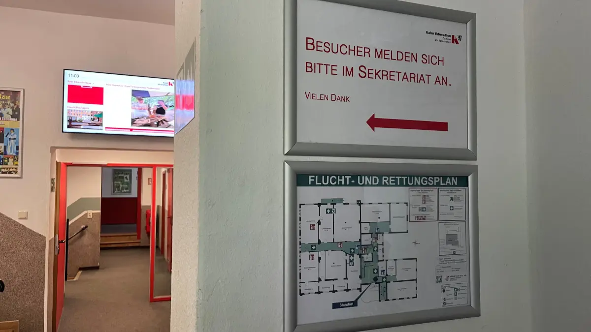 Ein Schild im Schulgebäude der Rahn Education am Goetheplatz in Fürstenwalde weist Fremde darauf hin, wo sie sich zu melden haben.
