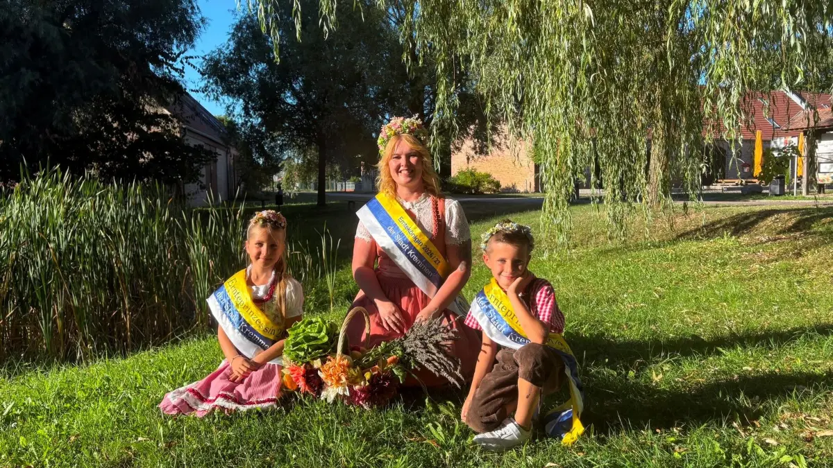 Erntekönigin Jenny Reich erhält diesmal Unterstützung vom ersten Kinderprinzenpaar, den siebenjährigen Zwillingen Lotte und Luke, sowie von Hopfenkönigin und Lebkuchenprinzen.