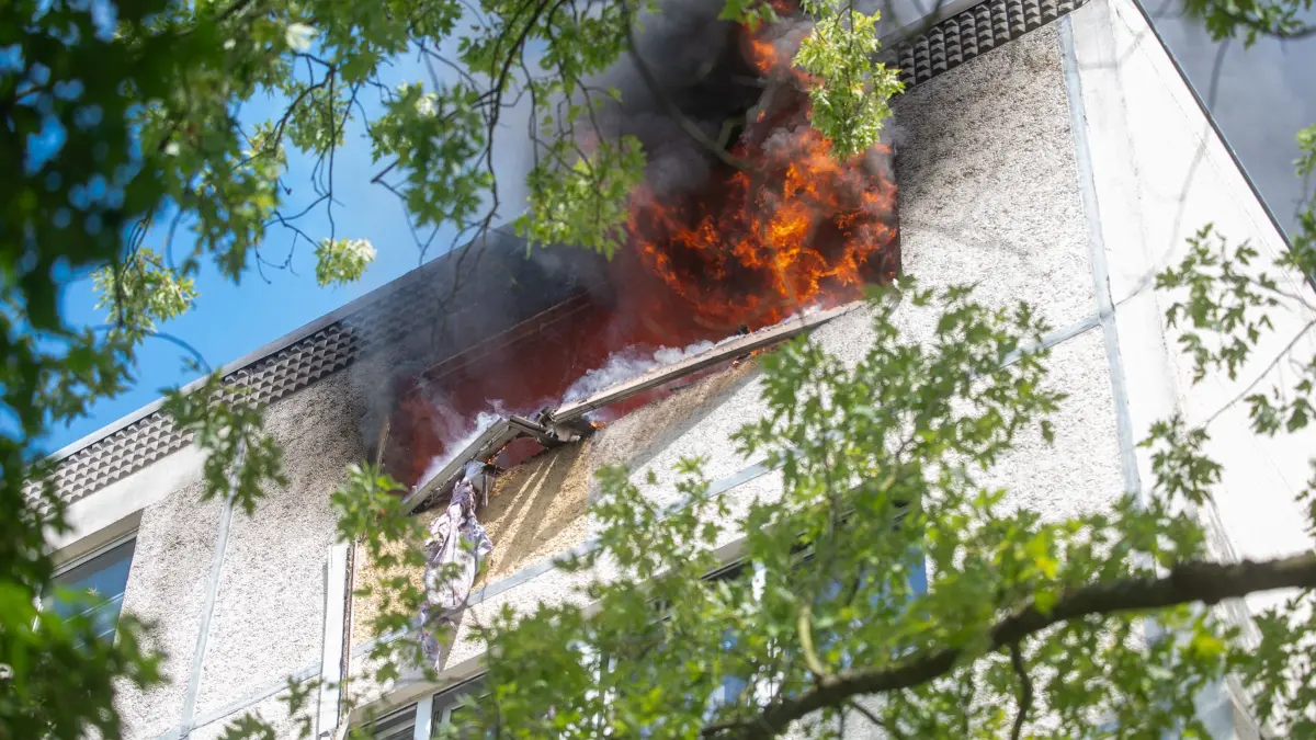 Aus der Wohnung im 5. Stock schlugen Flammen. Dichter schwarzer Rauch stieg auf. Immer wieder fielen Trümmerteile auf den Boden.