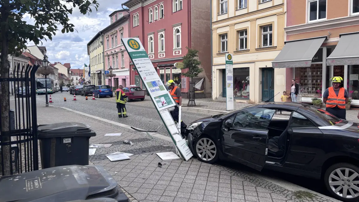 Unfall: Ein Auto ist in der Königstraße in Bad Freienwalde gegen ein Haltestellenschild geprallt. Was bisher bekannt ist.
