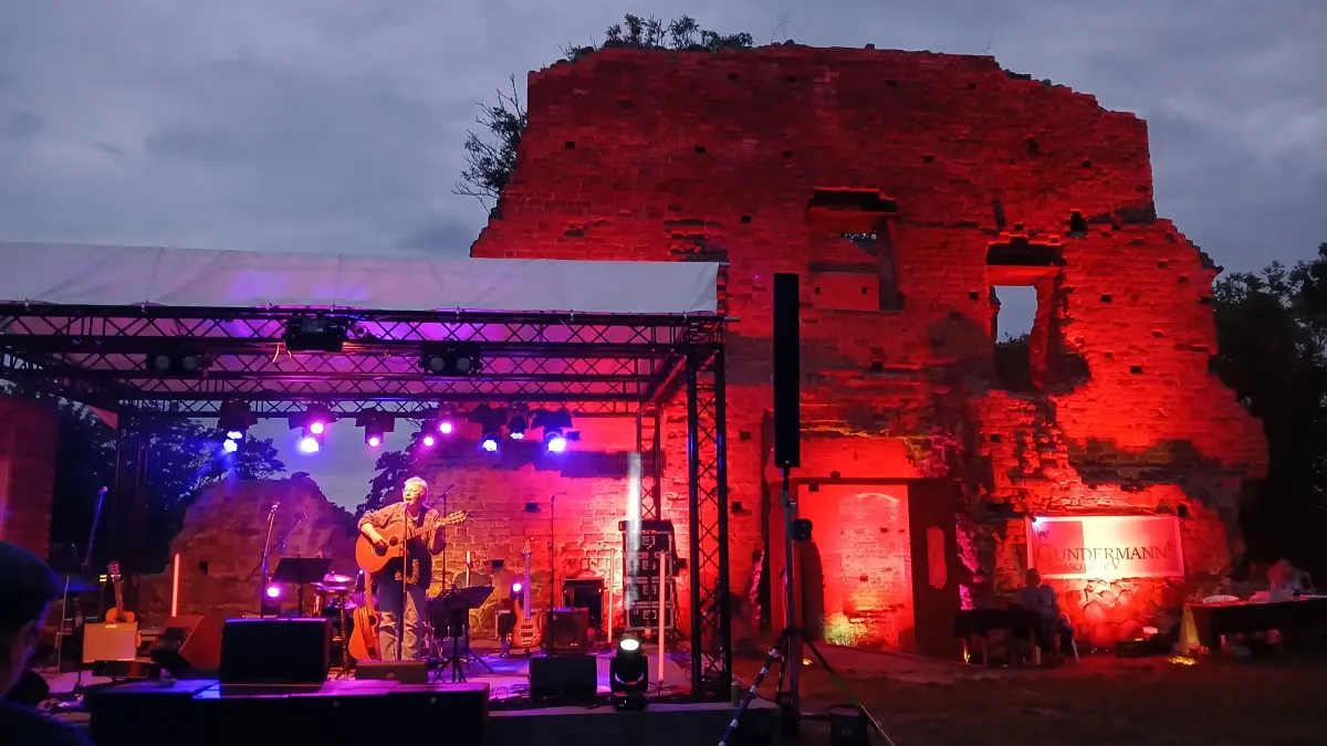 Romantik trifft Zeitgeist auf der Burgruine Greiffenberg bei Angermünde. Dieser neue Veranstaltungsort mit Geschichte bietet eine einzigartige Kulisse für besondere Musik. Höhepunkt war ein Gundermann-Abend mit der Band „Die Zunft“ und der Musikerin und Sängerin Heike Mildner (Foto).