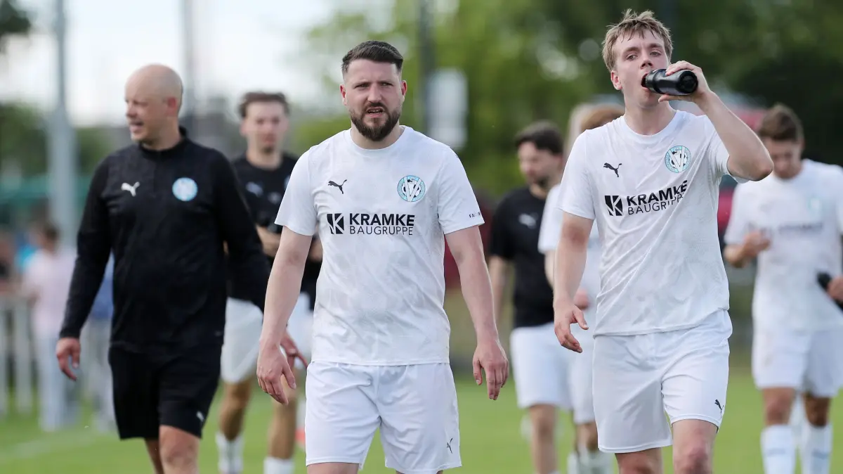 Nach dem Aufstieg in die Brandenburgliga hat Viktoria Potsdam das erste Saisonspiel gegen Germania Schöneiche gewonnen. Tom Nattermann, Torschützenkönig der Landesliga Nord, hat gleich wieder mit einem Dreierpack zugeschlagen.