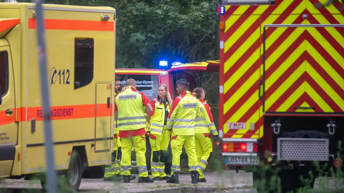 Zahlreiche Rettungskräfte sind am Einsatzort.